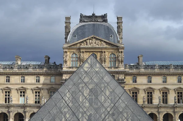 Louvre Museum in Paris — Stockfoto