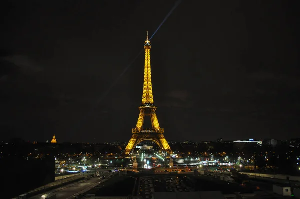 Tour Eiffel in Paris bei Nacht — Stockfoto