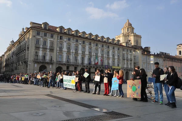 미래 환경론자들이 토리노에서 행진하는 금요일 — 스톡 사진