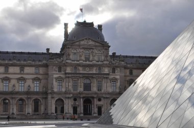 Paris 'teki Louvre Müzesi