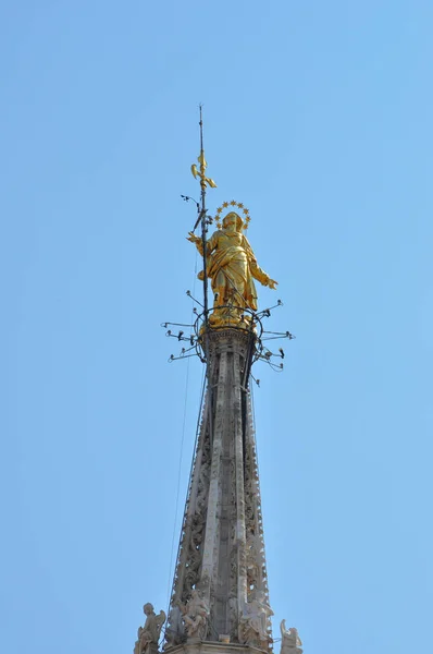 Duomo di Milano (Catedral de Milán) madunina en Milán, Italia — Foto de Stock