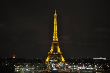 Eiffel 'i gece Paris' te gezdir.