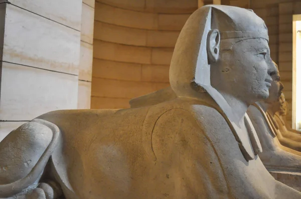 Egípcio encontra no museu do Louvre em Paris — Fotografia de Stock