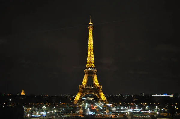 Tour Eiffel v Paříži v noci — Stock fotografie