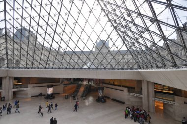 Paris 'teki Louvre Müzesi