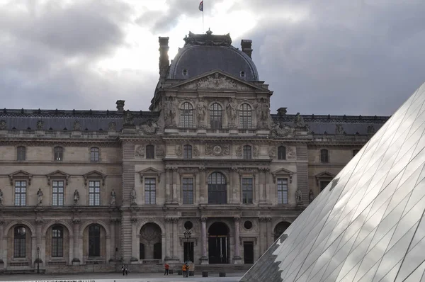 Louvre museum in Paris — Stock Photo, Image