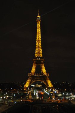 Eiffel 'i gece Paris' te gezdir.