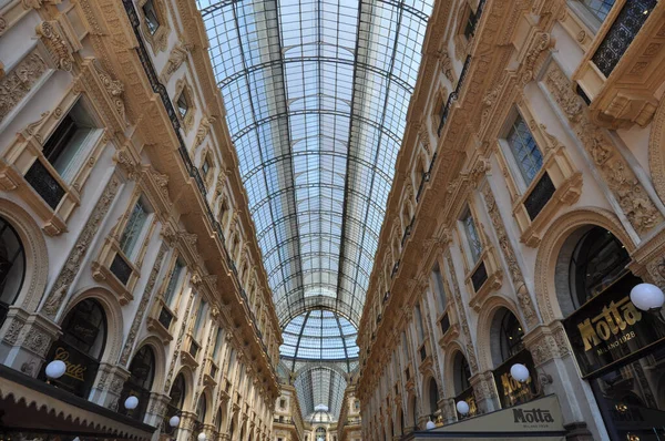 Galleria Vittorio Emanuele II arcada em Milão — Fotografia de Stock