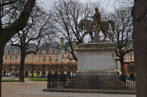 Place des vosges in Paris — Stockfoto