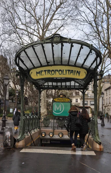 Entrada a la estación de metro en París — Foto de Stock