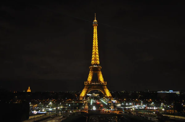 Tour Eiffel v Paříži v noci — Stock fotografie