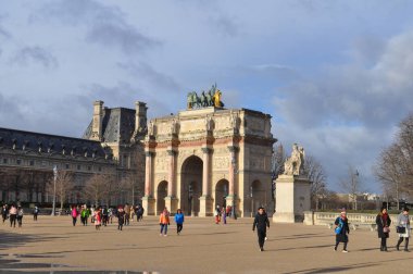 Paris 'teki Louvre Müzesi