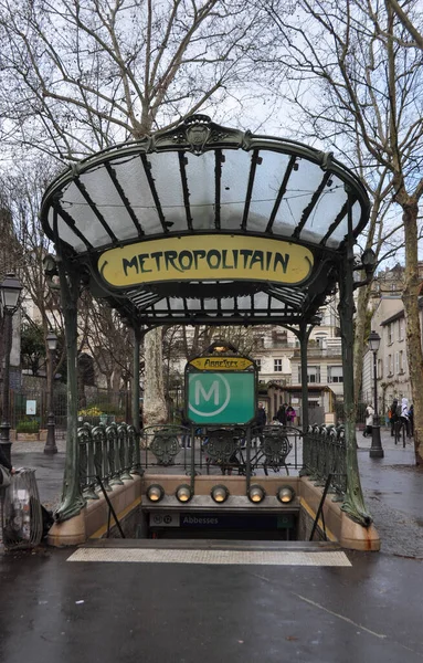 Wejście do stacji metra w Paryżu — Zdjęcie stockowe