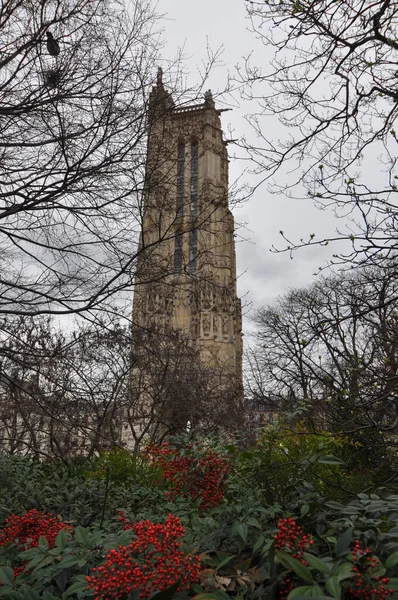 Башня Сен-Жак (Сент-Джеймс) в Париже — стоковое фото