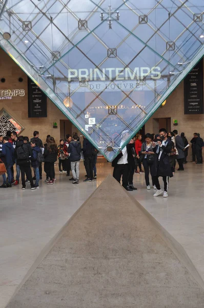 Louvre museum i Paris - Stock-foto