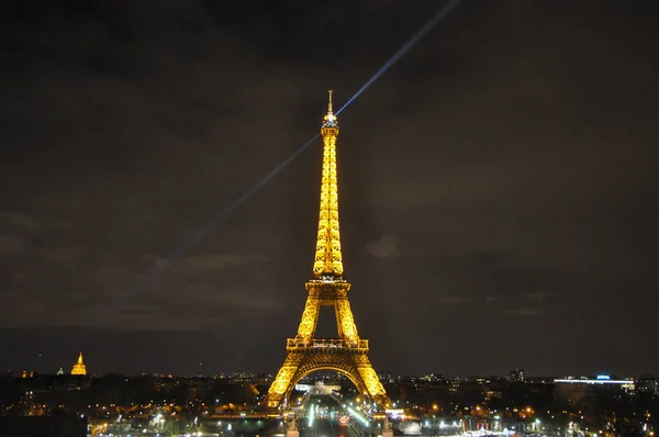 Tour Eiffel v Paříži v noci — Stock fotografie