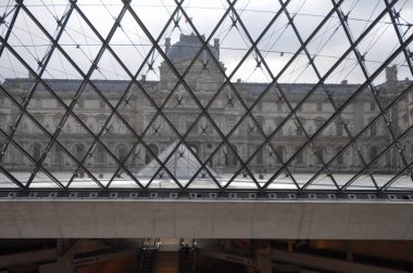 Paris 'teki Louvre Müzesi