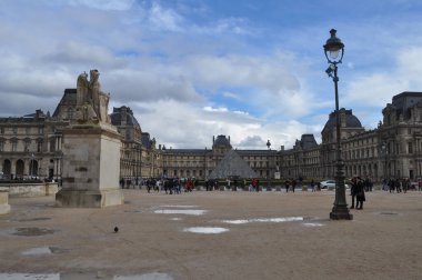 Paris 'teki Louvre Müzesi
