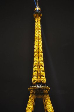 Eiffel 'i gece Paris' te gezdir.