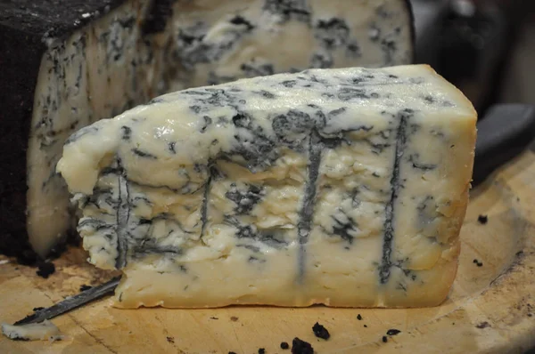 Blauwe kaas lekker eten — Stockfoto