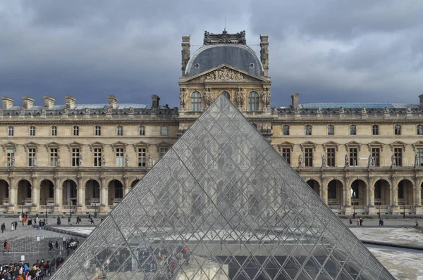 Louvre museum in Parijs — Stockfoto