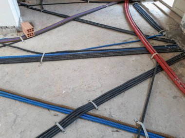 Bir inşaat sahasında elektrik tesisatı