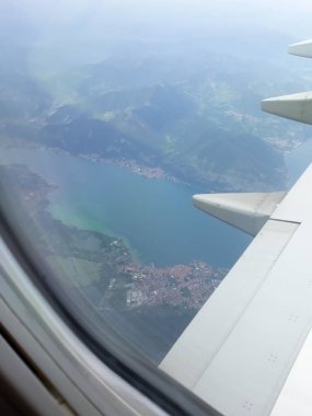 İtalya 'nın İseo Gölü' nün havadan görünüşü