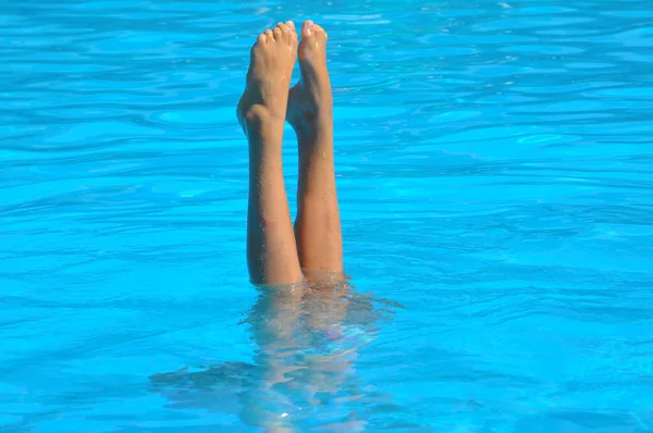 在蓝水中进行同步游泳和潜水的女孩 — 图库照片