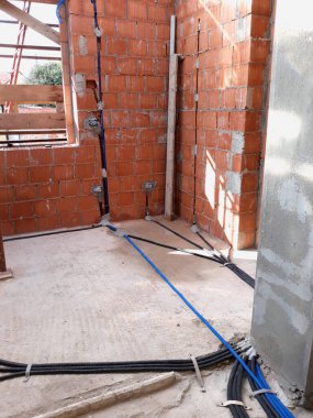 Bir inşaat sahasında elektrik tesisatı