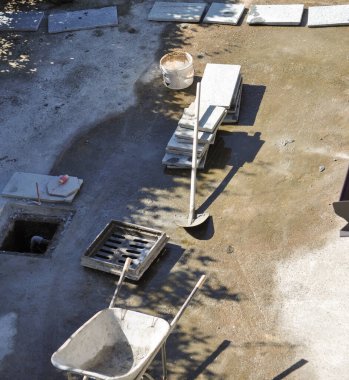 İnşaat alanında taş zemin inşaatı