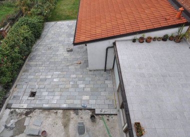 İnşaat alanında taş zemin inşaatı