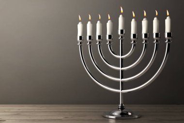 Retro gümüş Hanukkah Menorah ahşap bir masa üzerinde yanan mumlarla. 3D render
