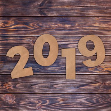 Kartlar numaraları 2019 mutlu yeni yıl işareti ahşap masa arka plan üzerinde. 3D render