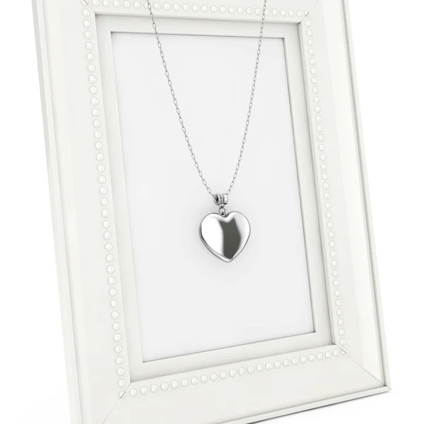 银色的心脏徽章在空白相片框架链子在白色背景 — 图库照片