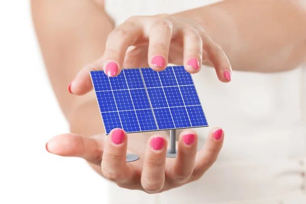 青の太陽電池セルを保護の女性両手のパネルをパターンします。3 d レン — ストック写真