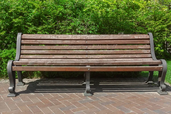 公共公園のレトロなスタイルの木製の古いベンチ — ストック写真