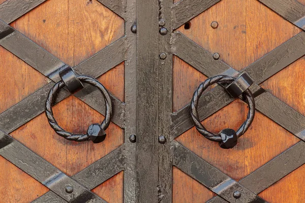 Porta de madeira velha com o punho da porta do ferro do círculo Knocker . — Fotografia de Stock