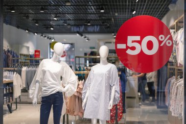 Kiev, Ukrayna-6 Temmuz 2019: dükkanda yaz satışı tabelalı