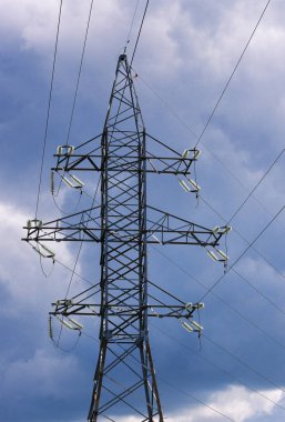 Yüksek voltaj sonrası veya yüksek gerilim kule kablo ile bir gökyüzü geri