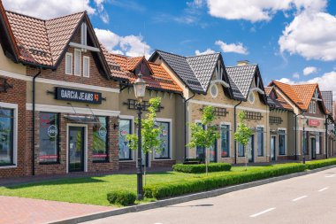 Kiev, Ukrayna-6 Temmuz 2019: Outlet Village Manufaktura çağırdı 