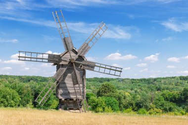 Cloud Sky önünde Eski Nadir Antik Ahşap Yel Değirmeni