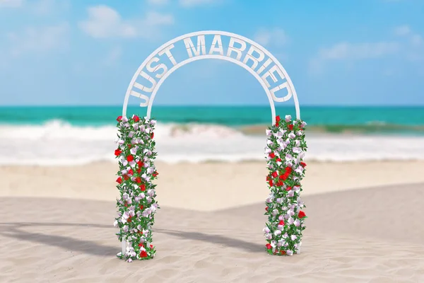 美丽的婚礼装饰拱门与鲜花和刚刚结婚的标志 — 图库照片
