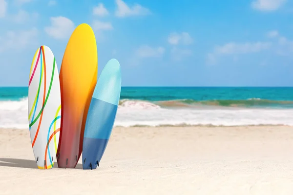 Concepto de vacaciones de verano. Coloridas tablas de surf de verano en un océano —  Fotos de Stock