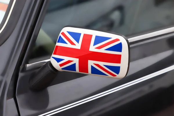 British Patriotyzm Consept. Lusterko boczne zabytkowego samochodu z th — Zdjęcie stockowe