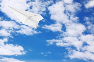 Mavi gökyüzü arka planında beyaz Origami Kağıt Uçak. 3d Hazırlama