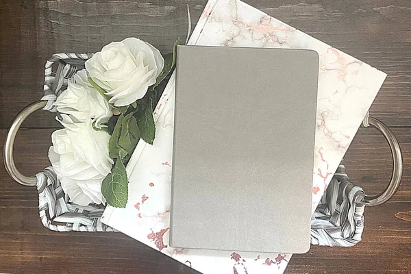 木の背景に花で覆われた白い本の光と風通しの良い灰色の美学 — ストック写真
