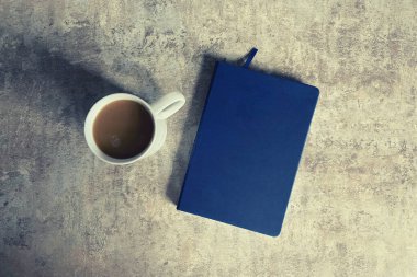 Kahve ve kitap ile beton arkaplan