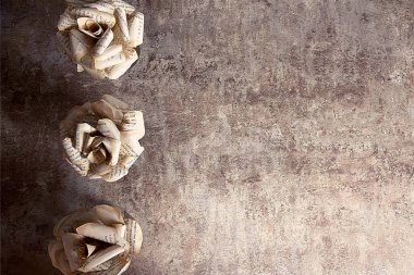 Eski kağıt güllerle beton arkaplan