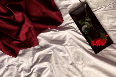 Kırmızı ve beyaz ile romantik arkaplan