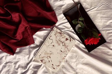 Kırmızı ve beyaz ile romantik arkaplan